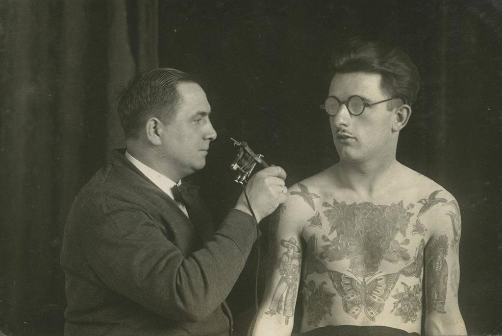 Christian Warlich tätowiert Karl Oergel, ca. 1930 (Foto: SHMH)