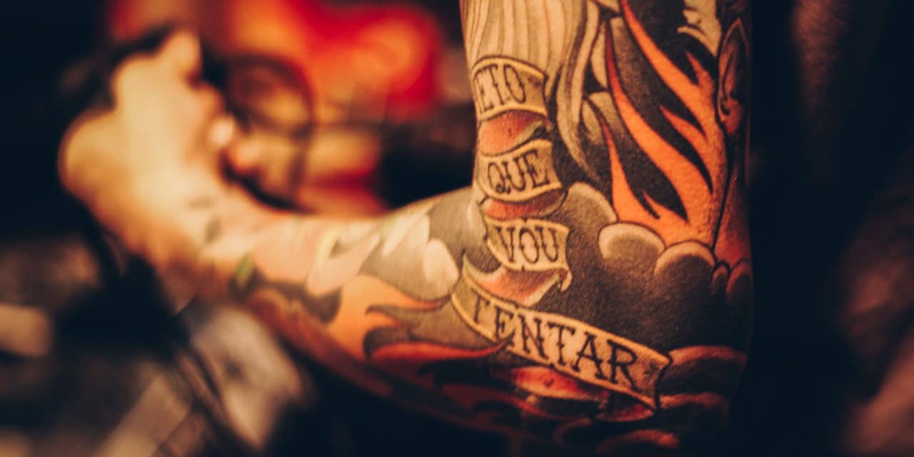 Tattoopflege: So bleibt Dein tattoo lange schön (Foto: Matheus Ferrero auf unsplash.com)